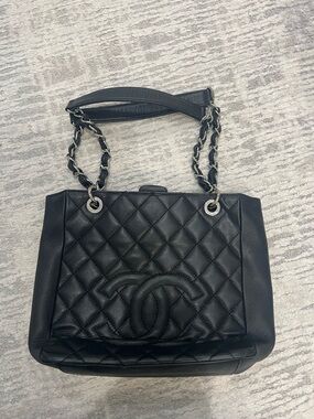 CHANEL Black Quilted Leather Shoulder Bag with Chain-Strap